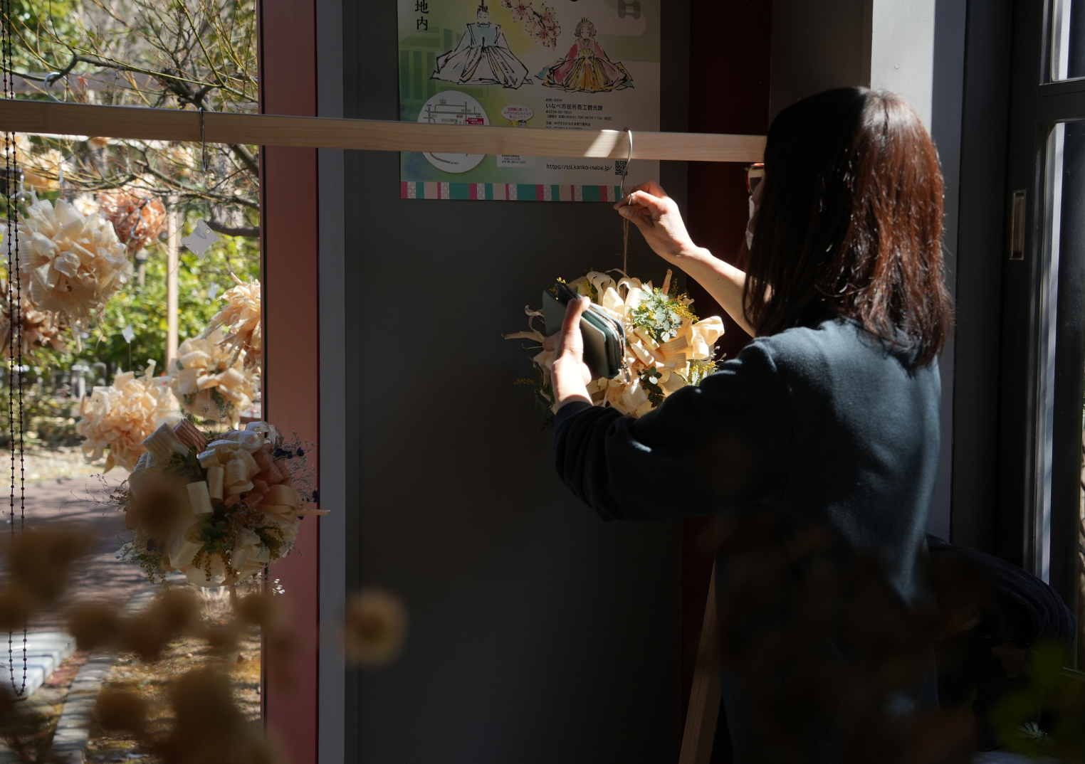 募集中のワークショップで作品を仕上げる参加者
